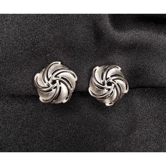 Vintage TRIFARI Signed 1960s Silver-Tone Swirl Clip-On Earrings Signed Elegant J - Picture 1 of 5